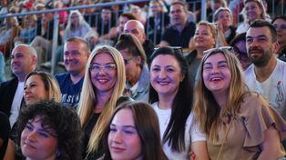 Świętokrzyska Biesiada Kabaretowa 2025 w amfiteatrze Kadzielnia. Czołówka polskich kabaretów rozbawiła publiczność do łez