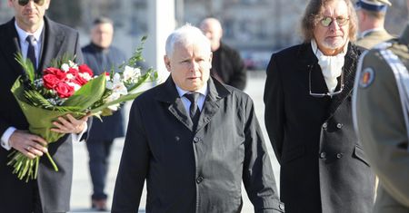 Kaczyński wciąż mieszka u kuzyna. "Zostaje na dłużej"