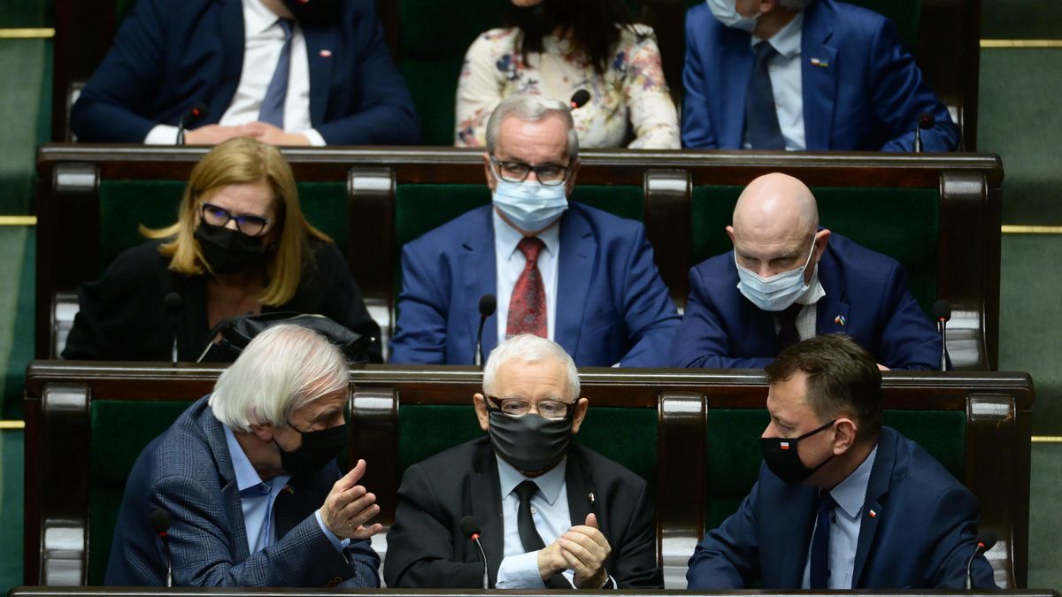 Na zdjęciu m.in. pogrążeni w rozmowie Ryszard Terlecki, Jarosław Kaczyński i Mariusz Błaszczak