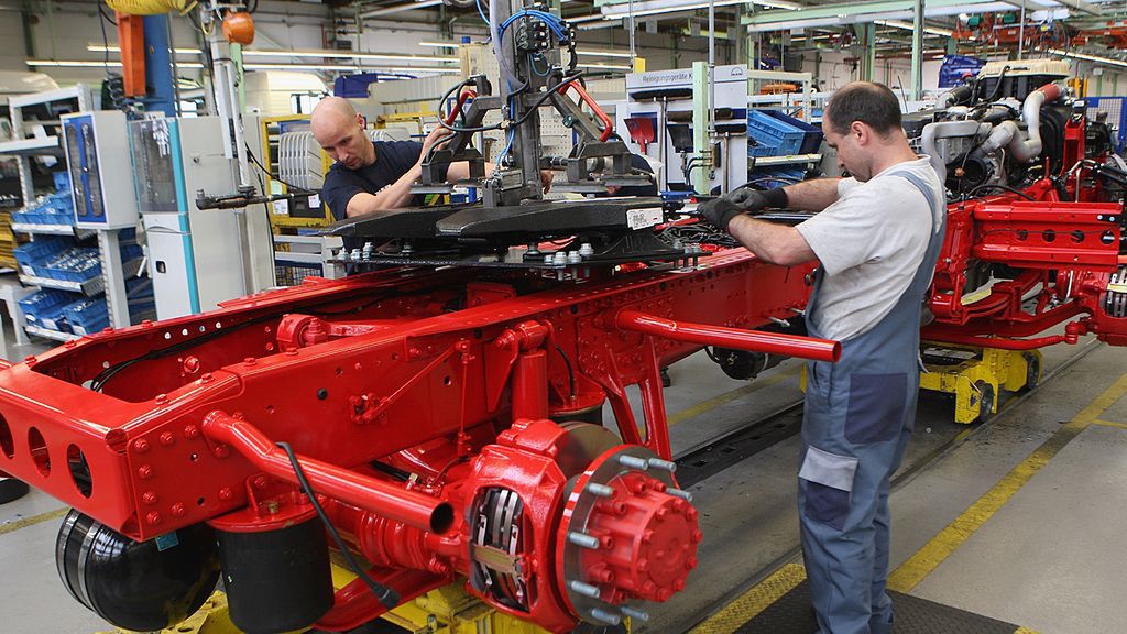 German Economic Growth Slows
SALZGITTER, GERMANY - AUGUST 14:  Workers assemble a truck at the MAN heavy truck and bus factory August 14, 2007 in Salzgitter, Germany. German economic data shows growth of its economy has slowed in the second quarter of 2007 to 0.3%, down from 0.5% in the first quarter.  (Photo by Sean Gallup/Getty Images)
Sean Gallup
Salzgitter, Men, Unemployment, Recruitment, Adult, Finance, Germany, Production Line, Factory, Bus, Concepts And Ideas, Communication