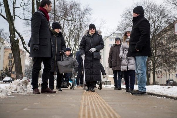 Dotykowe płyty i zaokrąglone krawężniki na Dwernickiego. "Nowatorskie rozwiązania dla niepełnosprawnych"