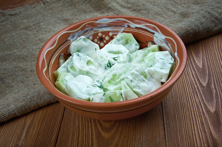 Mizeria, czyli surówka przygotowana z surowych ogórków z dodatkiem śmietany i przypraw, to jeden z najpopularniejszych dodatków do dań obiadowych