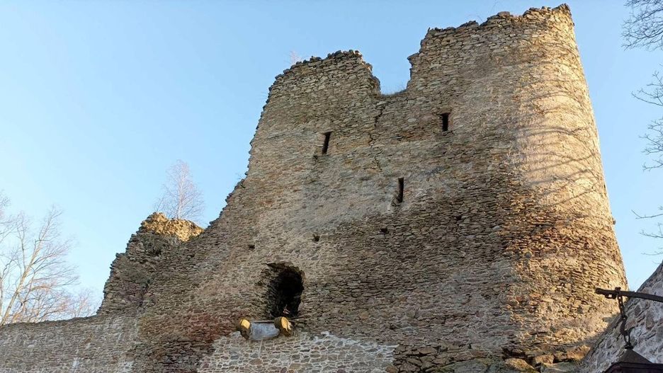 Zamek Świecie w gminie Leśna. Ruiny gotyckiego obiektu są odbudowywane