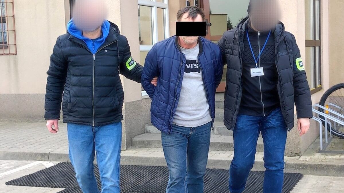 policjanci prowadzą mężczyznę