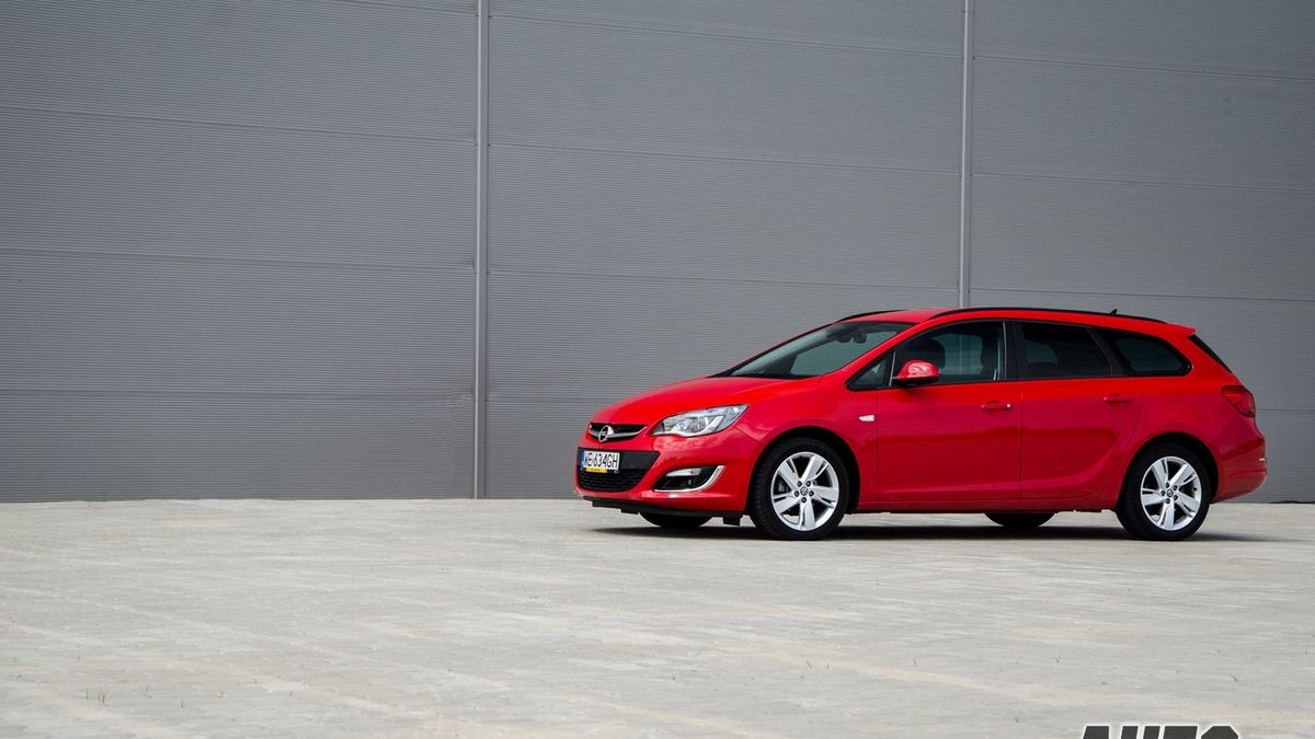 Opel Astra Tourer 1,4 Turbo LPGTEC Enjoy vs. Opel Astra Sedan 1,7 CDTI Business - test [galeria] 1