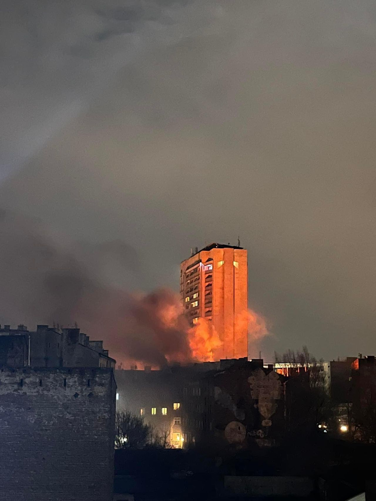 Z ogniem walczyło kilkanaście zastępów straży pożarnej