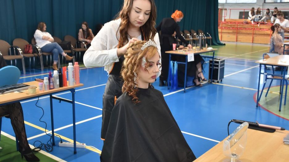 W Zespole Szkół nr 1 w Tarnobrzegu, popularnie nazywanym „Prymasówką”, odbył się kolejny konkurs fryzjerski dla uczniów techników i szkół branżowych.