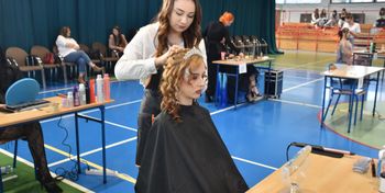 Tarnobrzeg: Magia warkoczy i loków w "Prymasówce" - konkurs fryzjerski