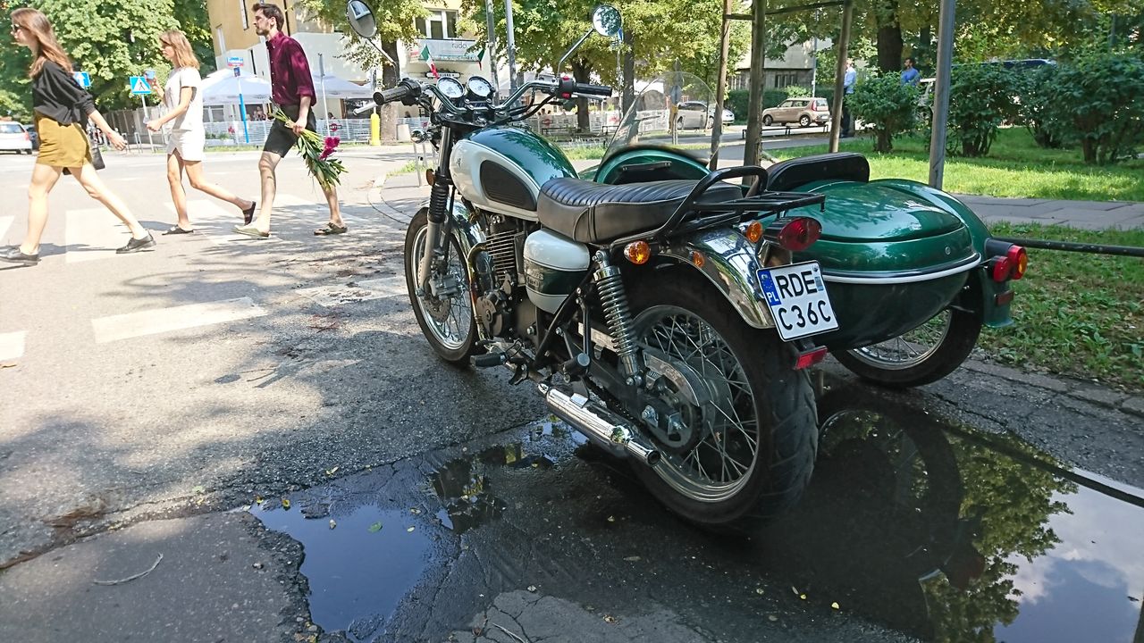 Romet Classic 400 zwłaszcza w zielonym malowaniu wygląda jak motocykl sprzed kilku dekad