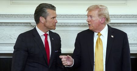 Uderzyli powtórnie, by dobić załogę? Trump: Ufam Hegsethowi