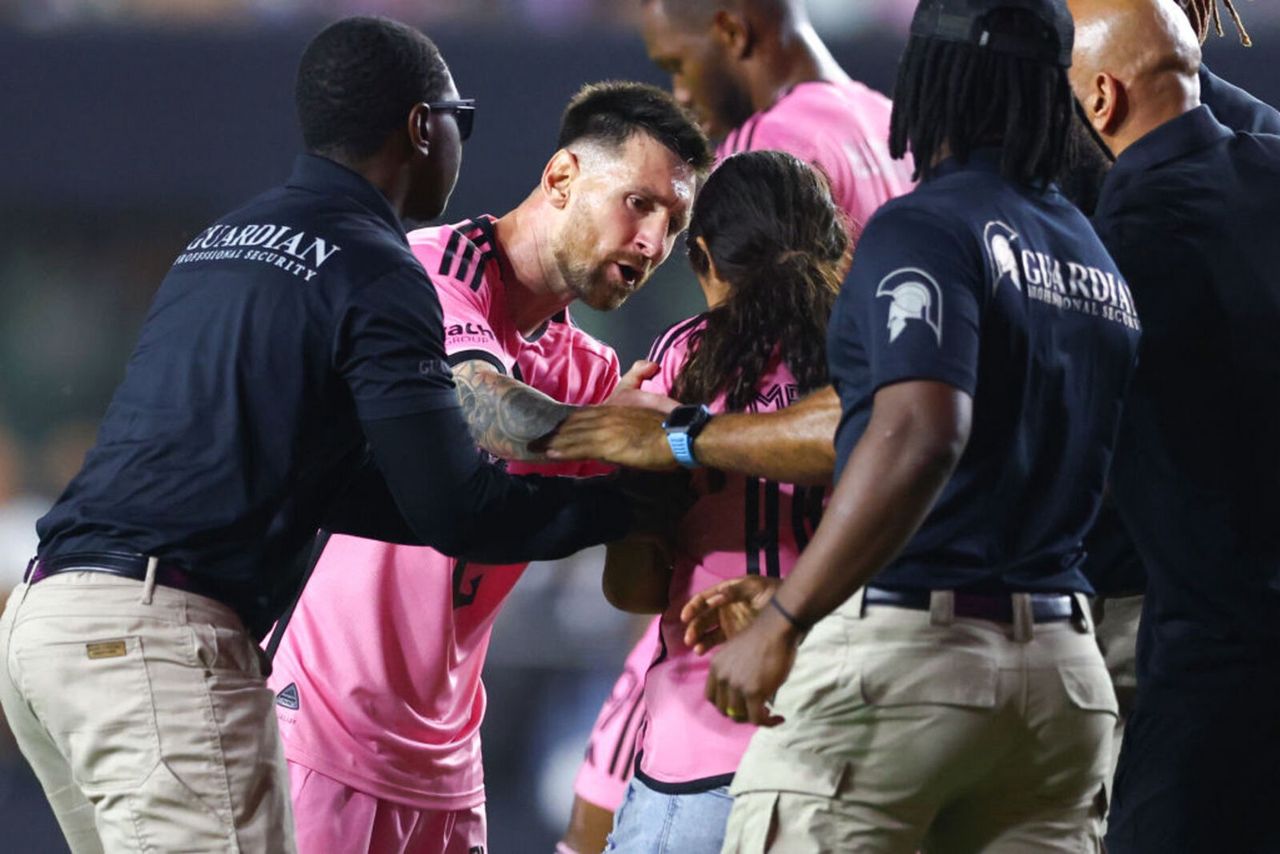 protection, Leo Messi and a fan who wanted a picture with the footballer