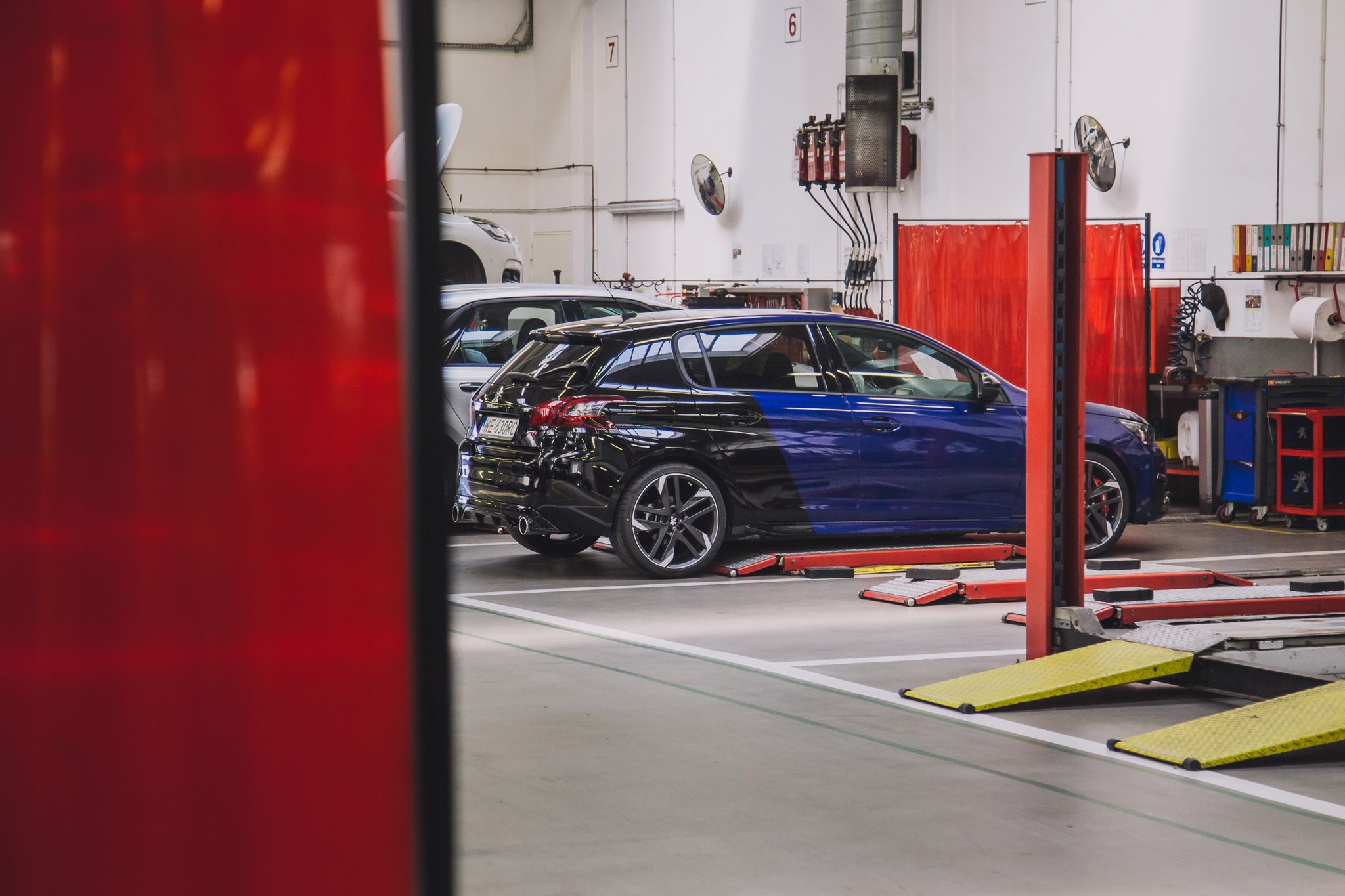 308 GTi cierpliwie czeka na oględziny