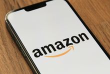 Amazon na smartfonie, fot. unsplash