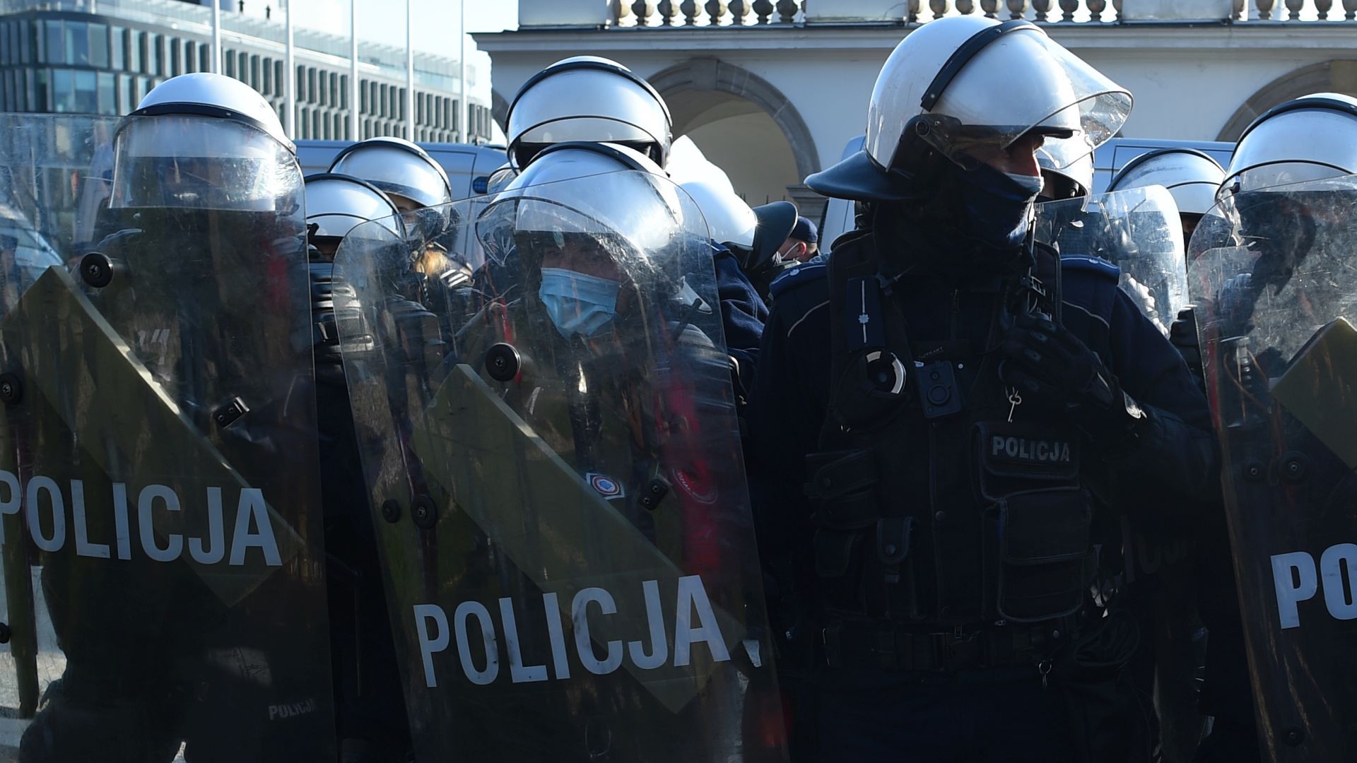 11 Rocznica Katastrofy Smoleńskiej. Policja osłania Plac Piłsudskiego przed protestem przedsiębiorców / fot. Adam Chełstowski