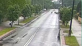 Wysiadł z jadącego Mercedesa. Auto bez kierowcy uderzyło w ogrodzenie
