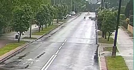 Wysiadł z jadącego Mercedesa. Auto bez kierowcy uderzyło w ogrodzenie