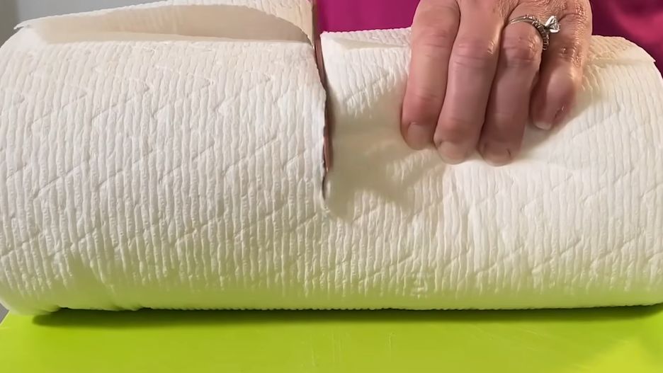 Trik z ręcznikiem papierowym przydatny do sprzątania 