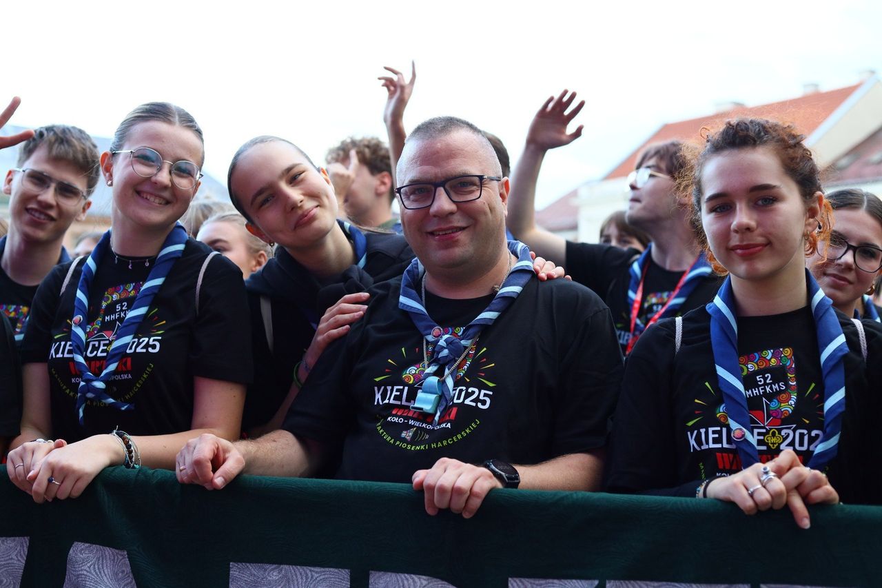 Koncert „Zakręceni na Kielce” na kieleckim Rynku. Młodzi artyści Harcerskiego Festiwalu „Wiatraczek” zaprezentowali swoje talenty