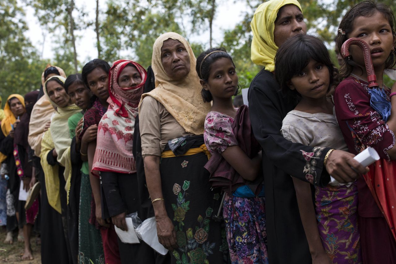 Uchodźczynie Rohingya, które znalazły się w Bangladeszu ze względu na powódź, stojące w kolejce po rację żywnościową. 