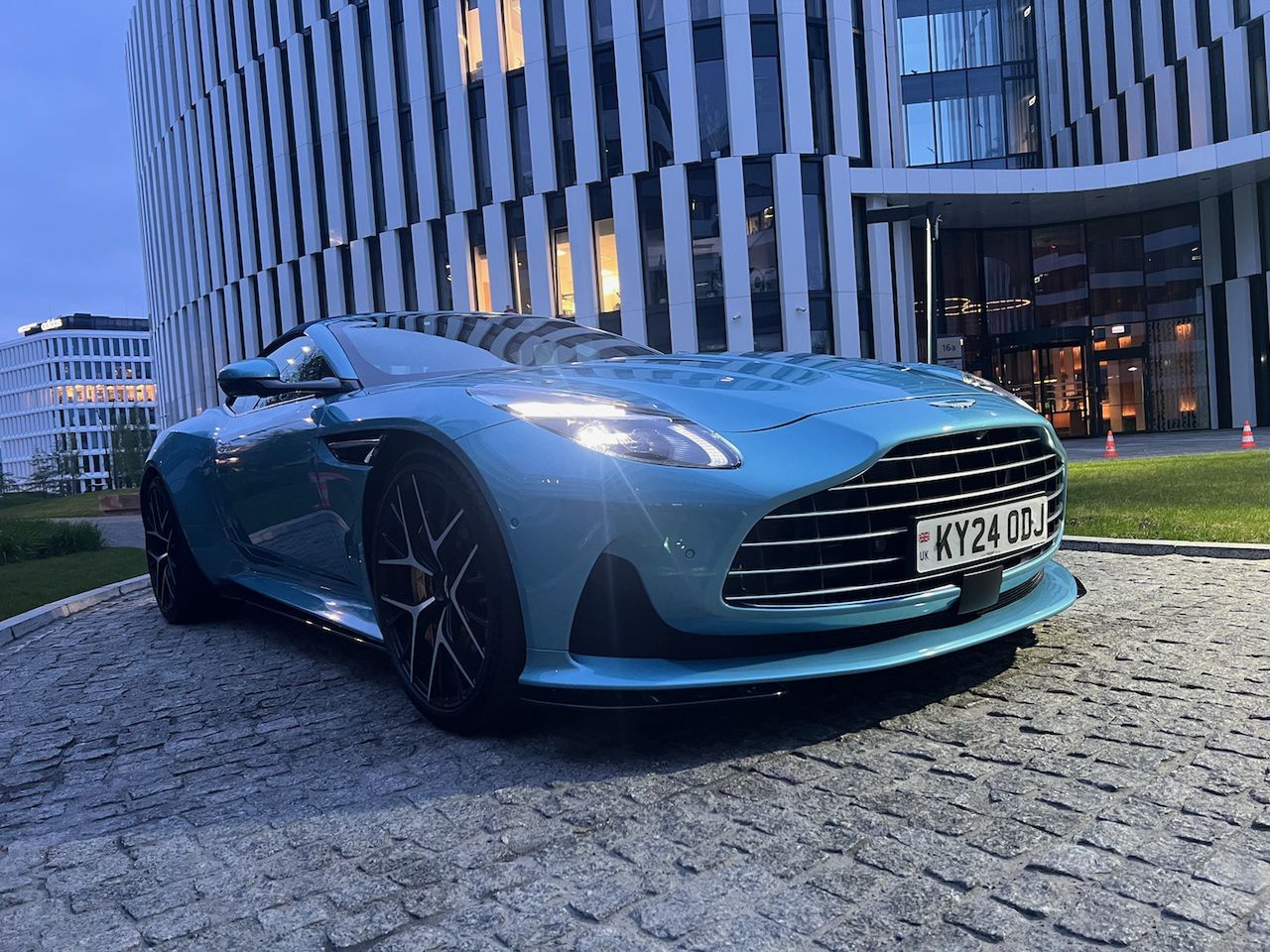 Aston Martin DB12 Volante