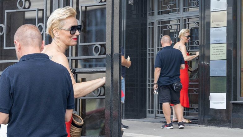 Paulina Smaszcz spaceruje po Warszawie