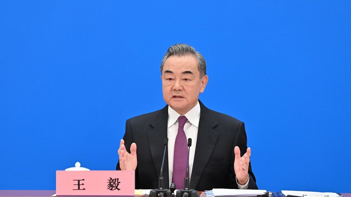 Chiny popierają rozmowy pokojowe pomiędzy Rosją a Ukrainą i są gotowe do współpracy ze społecznością międzynarodową w sprawie ewentualnej mediacji, jeśli to będzie konieczne – oświadczył w poniedziałek szef chińskiego MSZ Wang Yi.