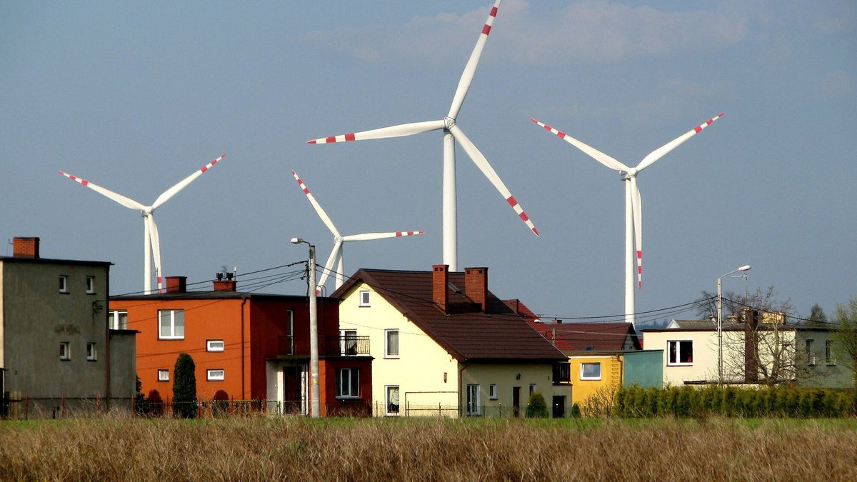 reporter7_baza
28.04.2014 Swarzewo Majowka nad Morzem Baltyckim  N/z Elektrownie wiatrowe w sasiedztwie zabudowan i gospodarstw   fot Tomasz Rytych/REPORTER
Tomasz Rytych/REPORTER