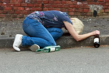 Izby wytrzeźwień znikają. SOR-y i policja obciążona opieką nad nietrzeźwymi