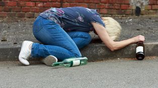 Izby wytrzeźwień znikają. SOR-y i policja obciążona opieką nad nietrzeźwymi