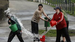Wiadra, woda i osiedlowe bitwy. Tak kiedyś wyglądał śmigus-dyngus w Krakowie i innych polskich miastach. Dziś za coś takiego grożą kary