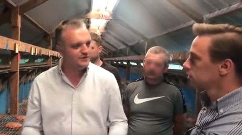 Krzysztof Bosak na fermie norek