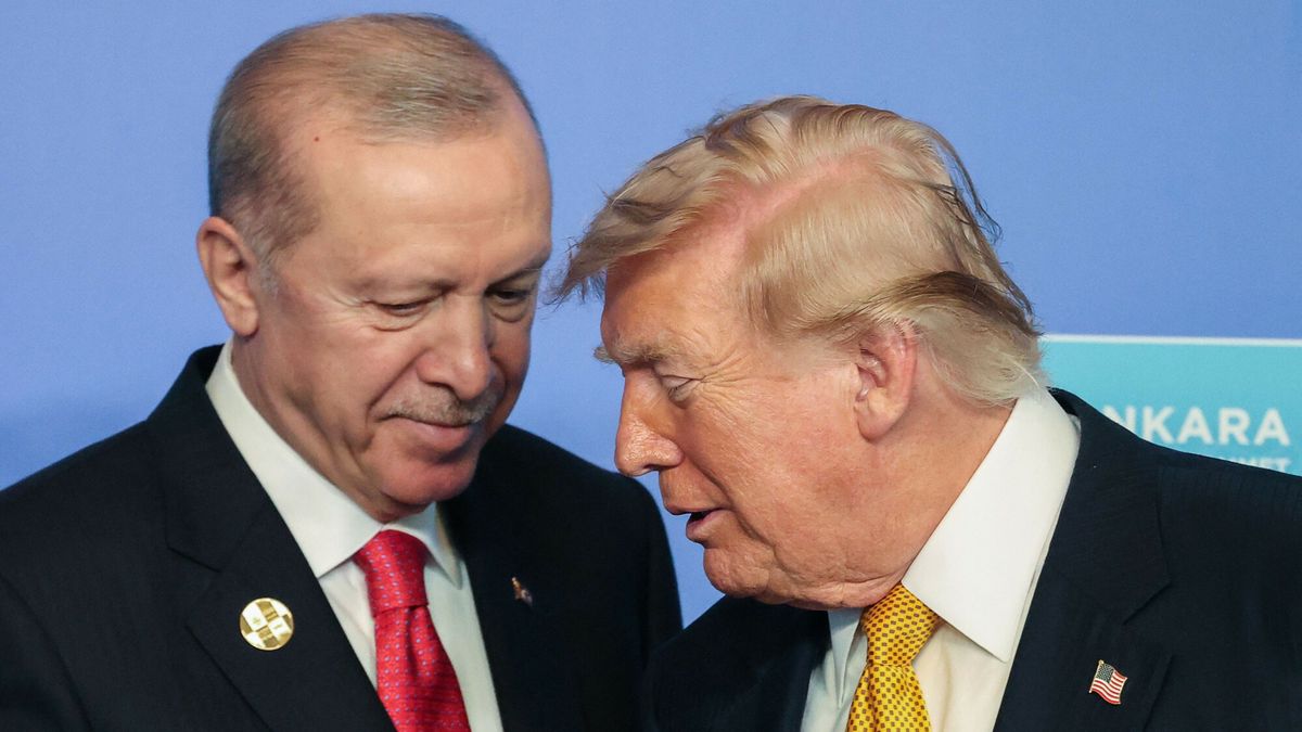 Szczyt NATO w Ankarze
Turkey's President Recep Tayyip Erdogan and US President Donald Trump speak as they join NATO leaders for a family photo during the NATO Summit at Bestepe Presidential Compound in Ankara, Turkey, July 8, 2026. The summit comes at a fraught time for the 77-year-old transatlantic alliance, with the US President demanding members make good on a pledge to ramp up defence spending as Washington takes a step back from Europe. (Photo by Ludovic MARIN / POOL / AFP)
LUDOVIC MARIN