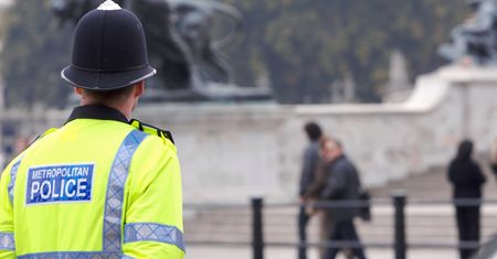 Postawili policję na nogi. Szukają Polaka i jego dziecka