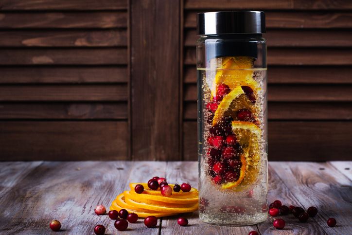 Ekologiczna butelka na wodę. Z filtrem, z pojemnikiem na owoce czy szklaną – jaką wybrać?