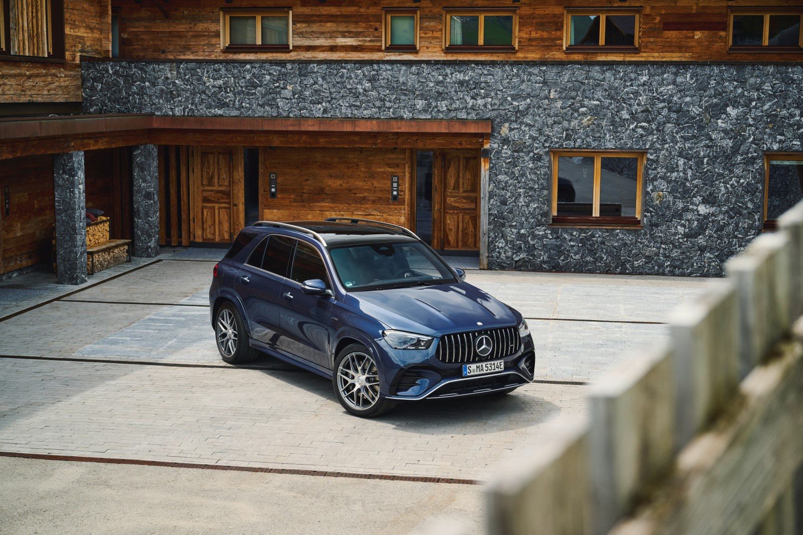 Test Drive Mercedes-AMG E 53 HYBRID & Mercedes-AMG GLE 53 HYBRID
Mercedes-Benz AG, Communications & Marketing, photo by Deniz Calagan on behalf of Mercedes-Benz AG
Mercedes-AMG; Performance and efficiency in a new combination: the Mercedes-AMG E 53 HYBRID 4MATIC+; MediaSite; Saloon; Press Releases sorted by years; 06 - 2024; PKW Mercedes AMG - AKTUELL; Mercedes-AMG Limousine - T-Modell - Coupé (2 Türen) - Cabriolet; Press Archives; Pre-Media; Hybrid; Pressemitteilungen;  Mercedes-Maybach ; W213 - Mercedes-AMG E 53 HYBRID 4MATIC+ - 2023; W213 - Mercedes-AMG E 53 HYBRID 4MATIC+ Limousine - 2023; E-Class; 2024;  Mercedes-AMG ;  smart ; Mercedes-Benz Pkw