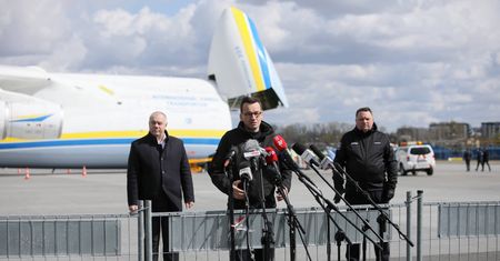 Koronawirus w Polsce. Nowe fakty ws. maseczek z Chin. Zlecenie Mateusza Morawieckiego?