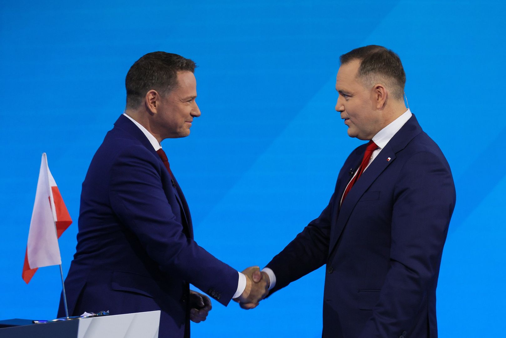 Warszawa, 23.05.2025. Wybory Prezydenta RP 2025 - kampania przed II turą. Kandydat Komitetu Obywatelskiego, popierany przez PiS prezes IPN Karol Nawrocki (P) i kandydat KO w wyborach prezydenta RP, prezydent Warszawy Rafał Trzaskowski (L) na debacie przed II turą wyborow prezydenta RP, transmitowanej przez trzy ogólnopolskie stacje ? TVP, TVN i Polsat, w Warszawie, 23 bm. (ad) PAP/Paweł Supernak