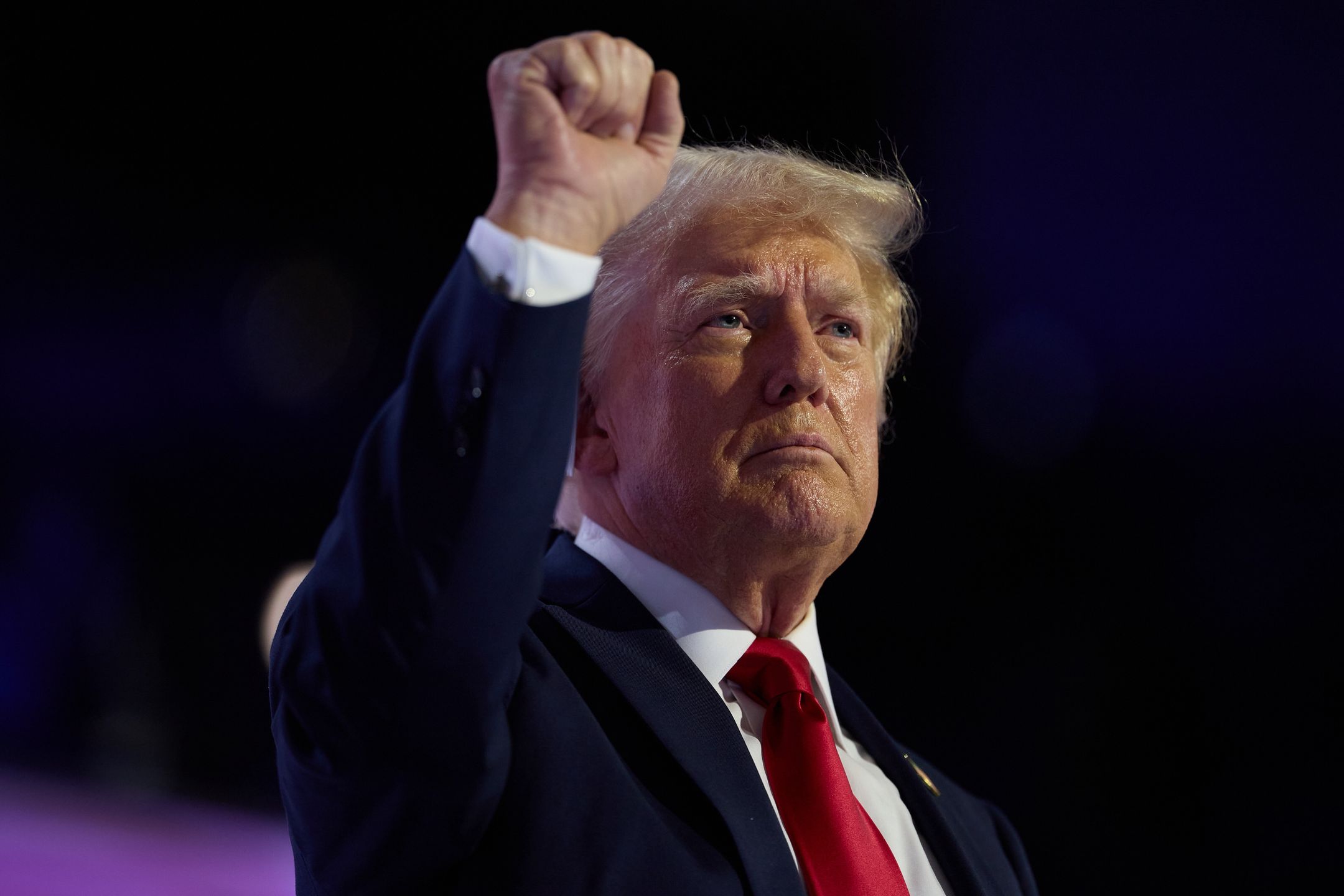 Republican National Convention in the United States
epa11486870 Republican presidential nominee Donald J. Trump raises his fist at the end of the fourth day of the Republican National Convention (RNC) at Fiserv Forum in Milwaukee, Wisconsin, USA, 18 July 2024. The convention comes days after a 20-year-old Pennsylvania man attempted to assassinate former president and current Republican presidential nominee Donald Trump. The 2024 Republican National Convention is being held from 15 to 18 July, in which delegates of the United States' Republican Party select the party's nominees for president and vice president in the 2024 United States presidential election  EPA/ALLISON DINNER  EPA-EFE/ALLISON DINNER 
Dostawca: PAP/EPA.
ALLISON DINNER