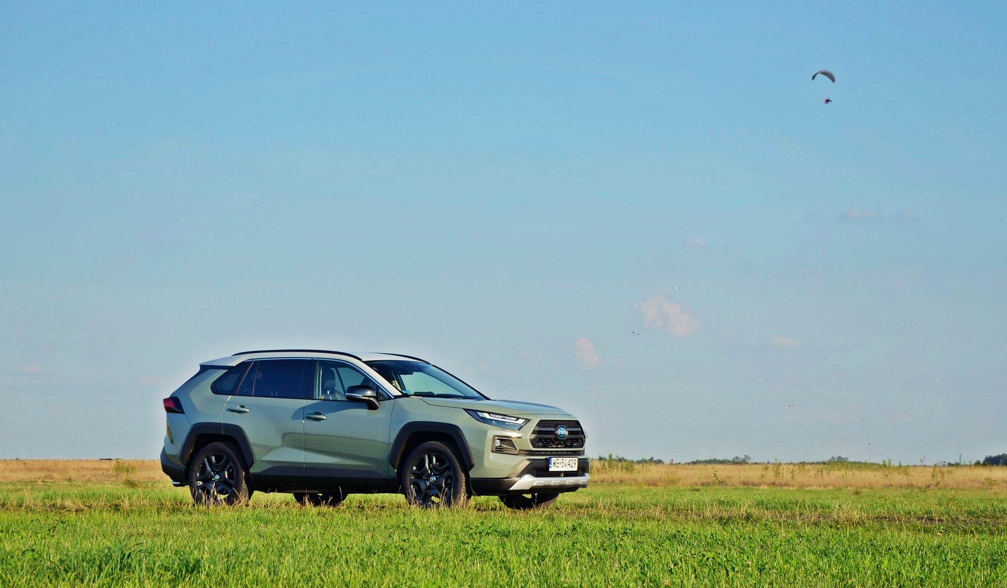 Toyota RAV4 niezależnie od wersji to po prostu kawał porządnego auta, które może nie od razu się podoba, ale z czasem tylko zyskuje. Wersja Adventure może się od razu spodobać.