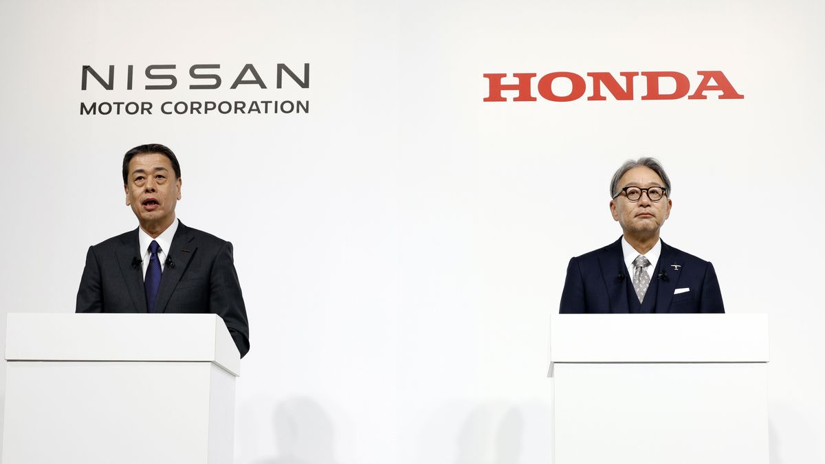(FILE) - Nissan Motor Co. President and CEO Makoto Uchida (L) and Honda Motor Co. President Toshihiro Mibe attend a joint conference in Tokyo, Japan, 23 December 2024 (reissued 05 February 2025). In December 2024, Nissan, Honda and Mitsubishi Motors signed a memorandum of understanding (MOU) to explore Mitsubishi Motors' potential participation and synergy-sharing in the business integration outlined in a previous MOU between Nissan and Honda, which includes the establishment of a joint holding company. On 05 February 2025, Nissan reacted to media reports stating that Nissan has withdrawn the agreement for the merger with Honda publishing a statement saying that 'based on the memorandum of understanding signed on 23 December 2024, Honda and our company are in the stage of advancing various discussions'. EPA/FRANCK ROBICHON Dostawca: PAP/EPA.
