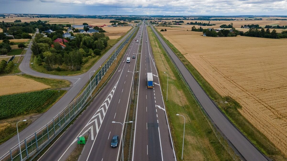 Widok z lotu ptaka na drogę ekspresową S12/S17 między Lublinem a Piaskami,