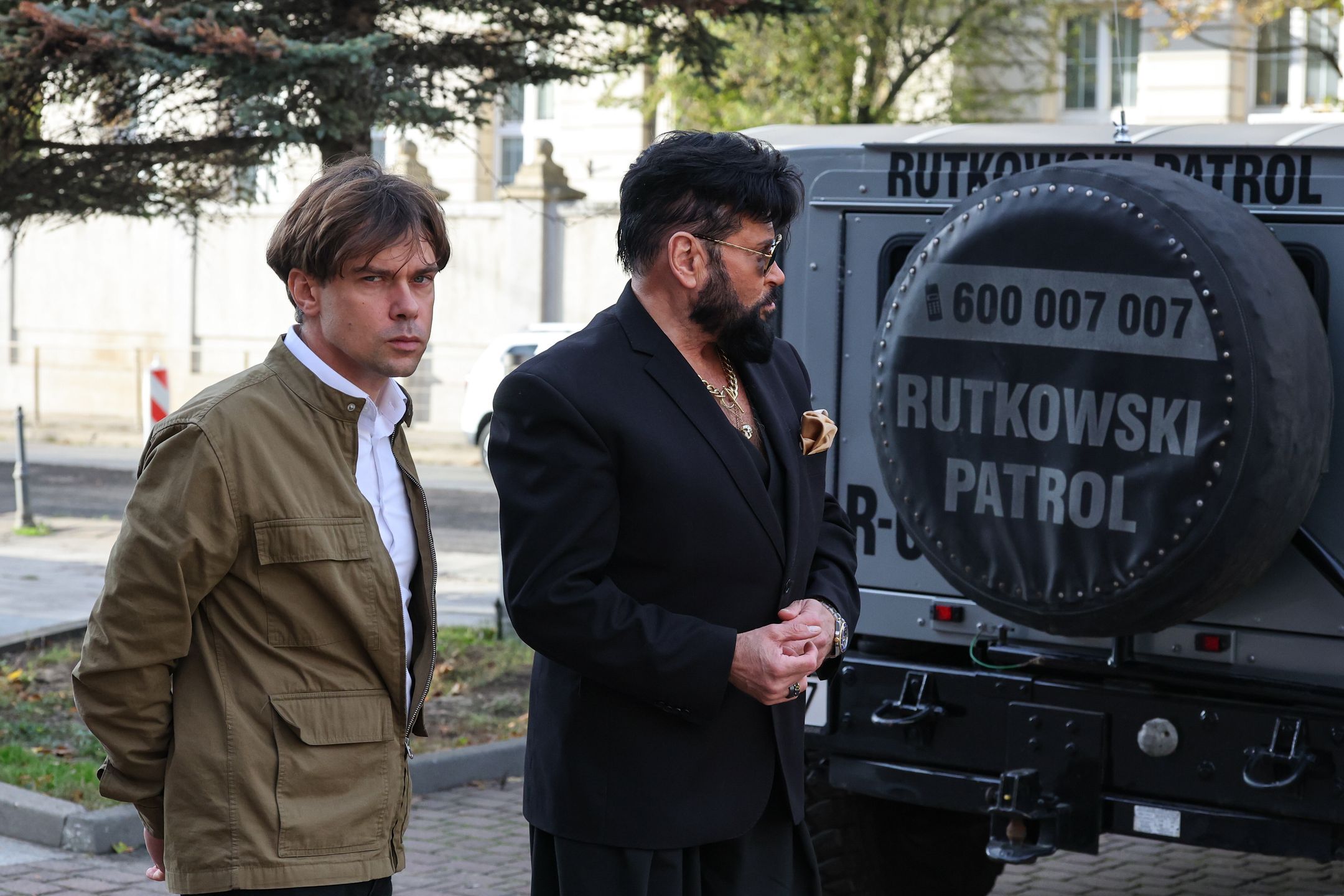Łódź, 11.10.2026. Poseł Michał Kołodziejczak (L) oraz detektyw Krzysztof Rutkowski (P) po opuszczeniu Delegatury Agencji Bezpieczeństwa Wewnętrznego w Łodzi, 11 bm. Kołodziejczak stawił się w łódzkiej placówce ABW w związku w wysuwanymi przez jego byłe współpracownice oskarżeniami o przemocowe, agresywne zachowania oraz nakłanianie do zażywania narkotyków. Władze parlamentarnego klubu KO zawiesiły Michała Kołodziejczaka w prawach członka. (jm) PAP/Marian Zubrzycki