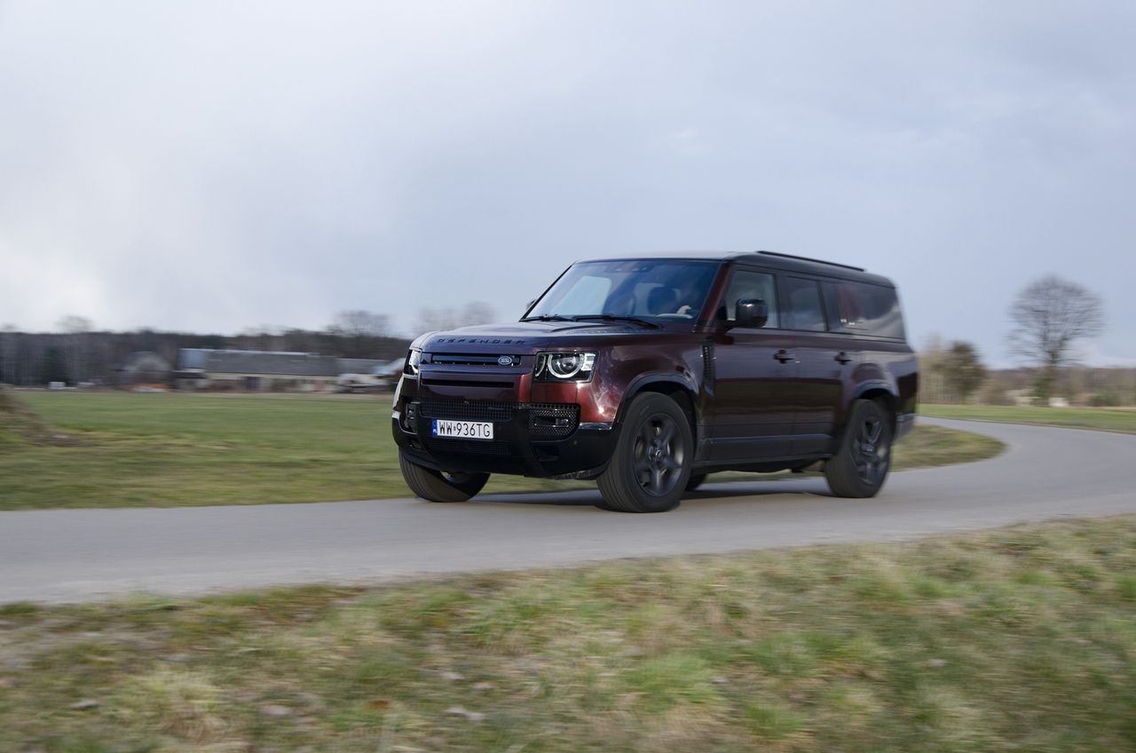 Defender 130 na asfalcie prowadzi się kapitalnie pomimo masy i rozmiarów. Ale w terenie zawieszenie jest przeciążone.