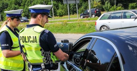 Czy policjant może zatrzymać auto "bez powodu"? Wyjaśniamy