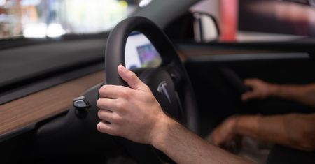 Kupił Teslę. Jedna rzecz go zaniepokoiła. Idzie z firmą Muska do sądu