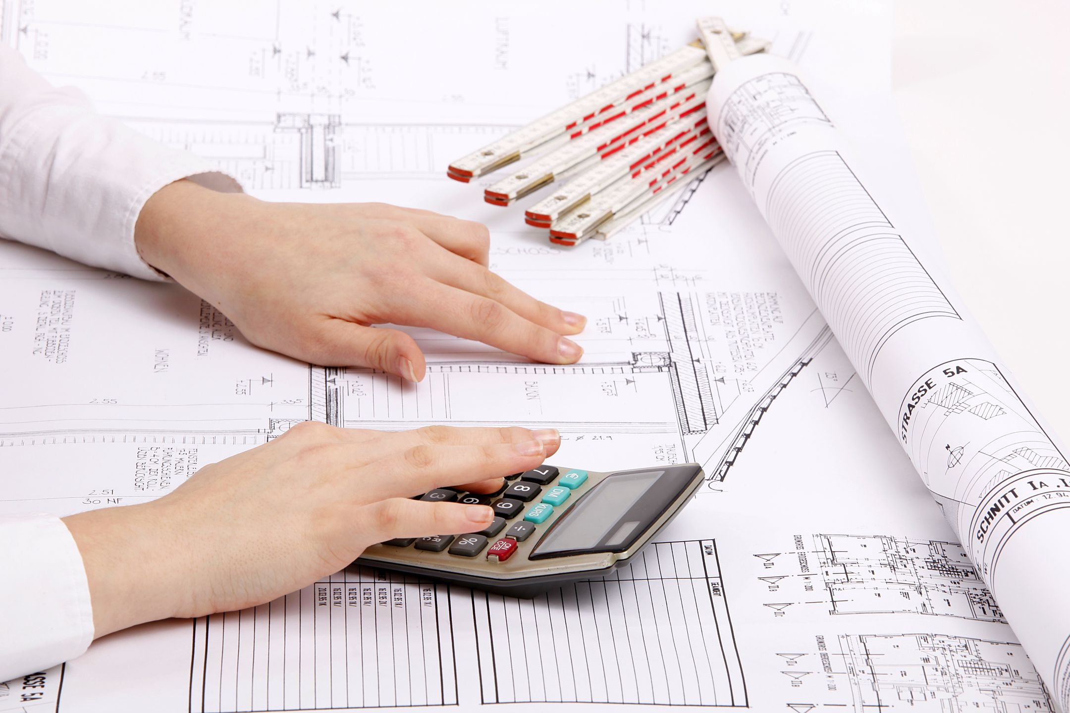 planung, bauherr, neubau, konzept, bauplan, eigenheim, haus, hausbau, immobilien, immobilie, architektur, taschenrechner, rechner, ausrechnen, kalkulieren, kalkulation, weiss, frau, hand, hände, mensch, person, architekt, planzeichnung, architekturplan, ausschreibung, blueprint, business, büro, einfamilienhau, entwickeln, entwickler, entwicklung, konstruieren, konstruktion, planen, renovierung, umbau, zeichnen, attraktiv, jung