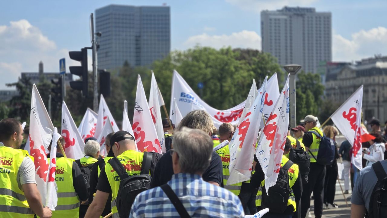 Solidarność wychodzi na ulice Warszawy. Tysiące związkowców domagają się referendum w sprawie Zielonego Ładu