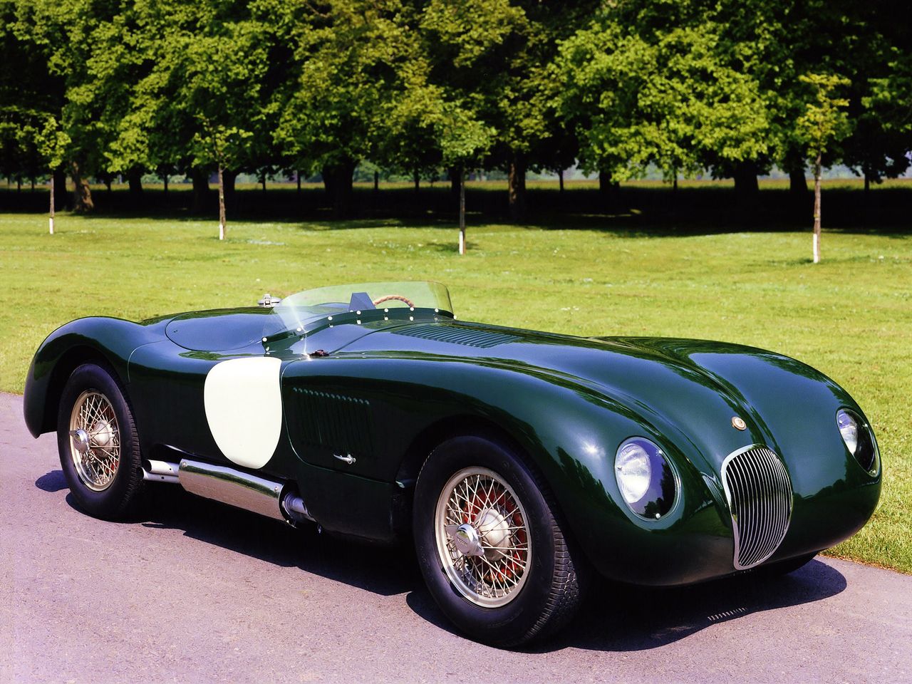 Jaguar C-Type (fot. jaguarcarwallpapers.in)