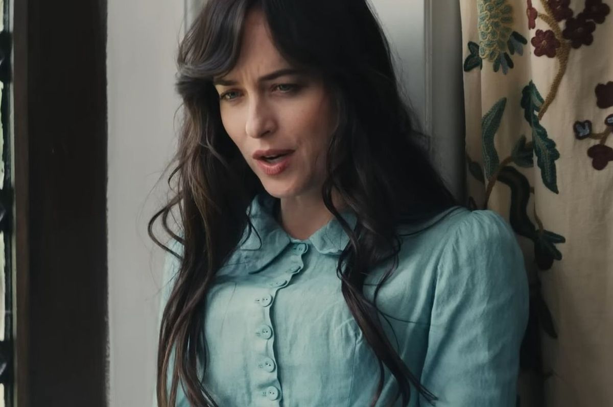 Anne (Dakota Johnson) miota się między samoświadomym feminizmem a mądrościami rodem z kajetu Bridget Jones