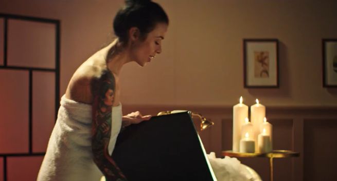 Aleksandra Kasprzyk i Cyber Marian z zabiegami pielęgnacyjnymi dla sprzętu w reklamach Orange Love (wideo)